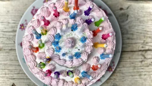 Tort z wiśniową frużeliną