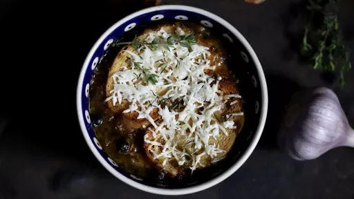 Wegańska zupa cebulowa z grzankami Vegestyl