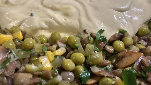 Saatka z pieczarkami i zieloną soczewicą vegestyl