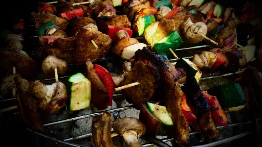 Szaszłyki z warzywami i sojowymi kotletmi vegestyl