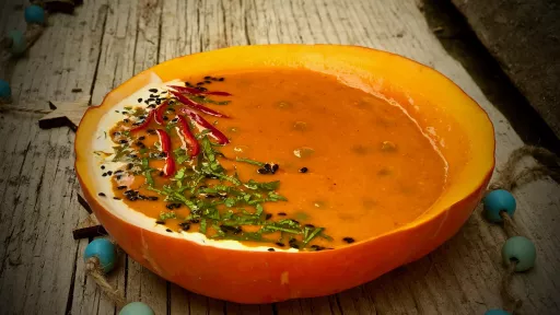 Zupa dyniowo-paprykowa z groszkiem vegestyl