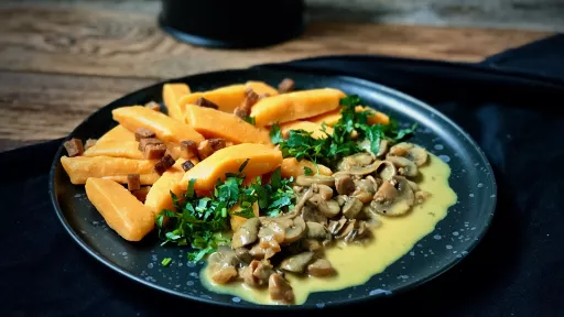 Marchewkowe kopytka z pieczarkami vegestyl