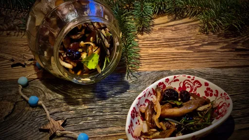 Słoik i miseczka z wegańskimi grzybami, dekoracja z gałązki, styl vegestyl.