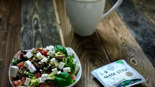 Sałatka z alternatywą sera feta - vegestyl
