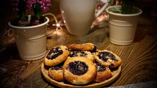 Drożdż&oacute;wki z powidłami z czarnej porzeczki vegestyl