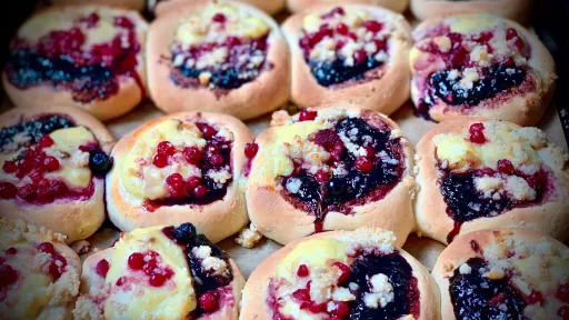 Drożdż&oacute;wki z budyniem i porzeczkami vegestyl