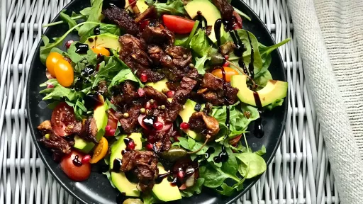 Sałatka z seitanem vegestyl