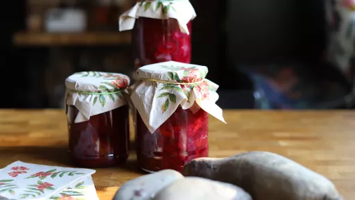 Sałatka z burak&oacute;w w słoikach vegestyl