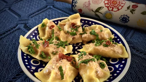 Pierogi z suszonymi pomidorami vegestyl