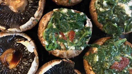 Pieczarki nadziewane szpinakiem z alternatywą sera feta i suszonymi pomidorami