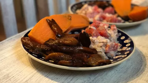 Boczniaki z batatami i surówką
