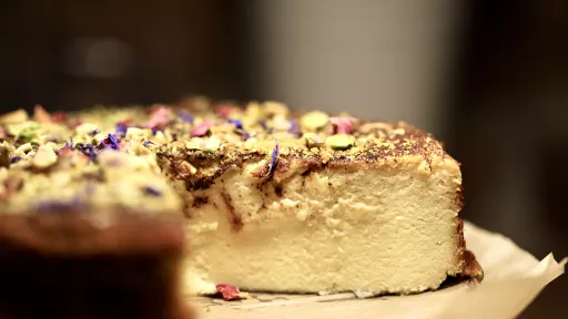 Wegański tofurnik z pistacjami i płatkami r&oacute;ży vegestyl