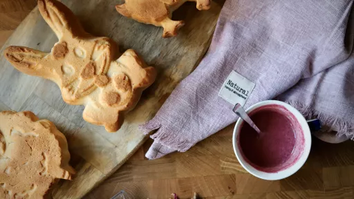 Babka drożdżowa z r&oacute;żanym lukrem vegestyl