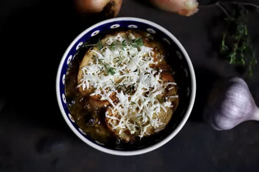 Wegańska zupa cebulowa z grzankami Vegestyl