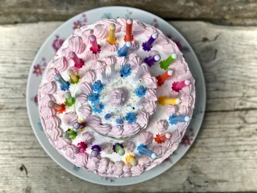 Tort z wiśniową frużeliną