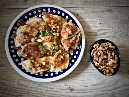 Pierogi a'la ruskie z orzechami włoskimi vegestyl
