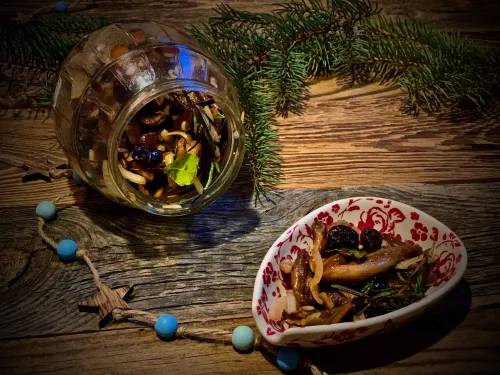 Słoik i miseczka z wegańskimi grzybami, dekoracja z gałązki, styl vegestyl.