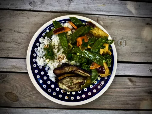 Fasolka cukrowa z tofu w sosie curry vegestyl