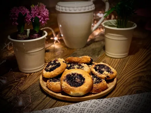 Drożdż&oacute;wki z powidłami z czarnej porzeczki vegestyl