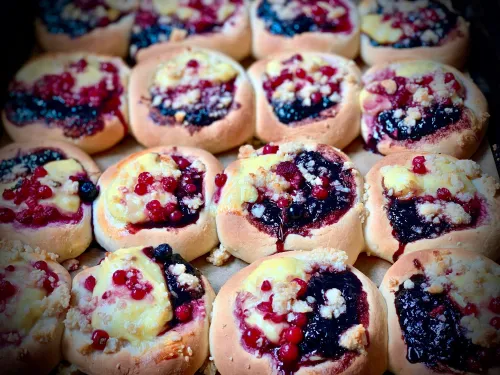 Drożdżówki z budyniem i porzeczkami vegestyl