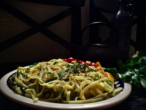 Wegańskie tagliatelle z ziołami, pomidorami i cytryną na talerzu. Styl vegestyl, zdrowe jedzenie.