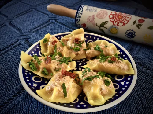 Pierogi z suszonymi pomidorami vegestyl