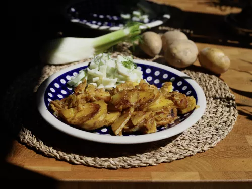 Aromatyczne plasterki z ziemniak&oacute;w z ziołami vegestyl