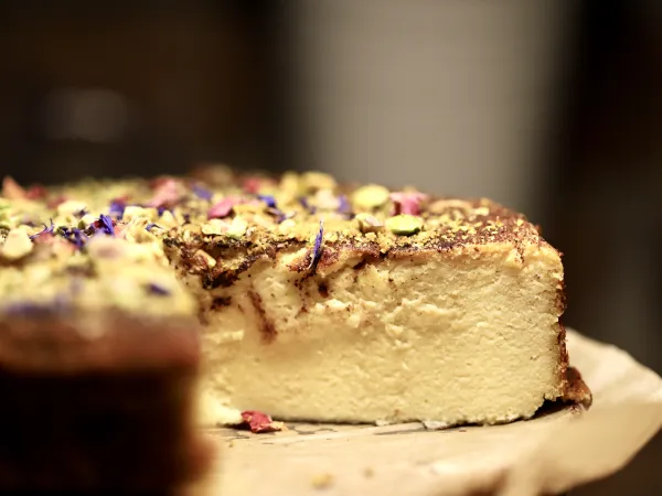 Wegański tofurnik z pistacjami i płatkami r&oacute;ży