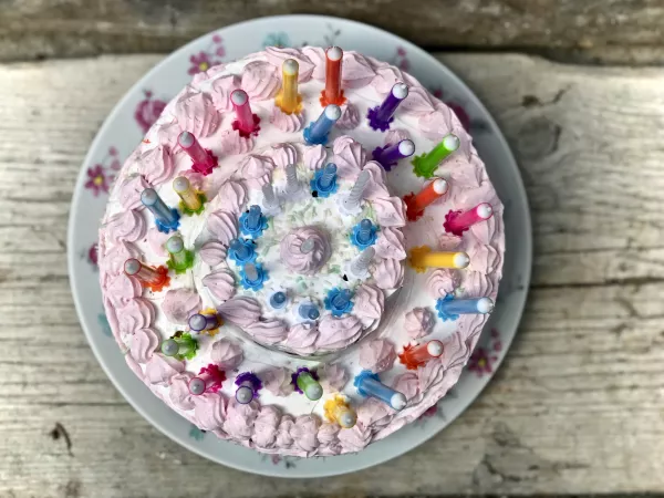 Tort z wiśniową frużeliną