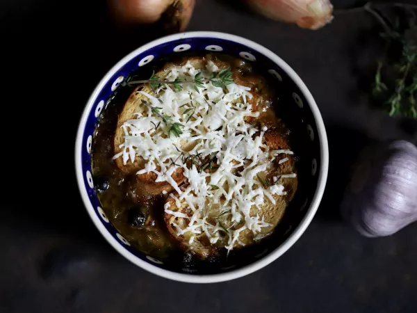 Wegańska zupa cebulowa z grzankami Vegestyl