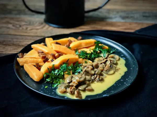 Marchewkowe kopytka z pieczarkami vegestyl