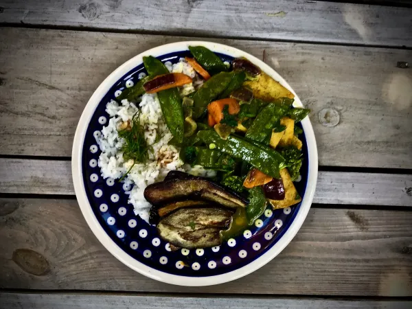 Fasolka cukrowa z tofu w sosie curry vegestyl