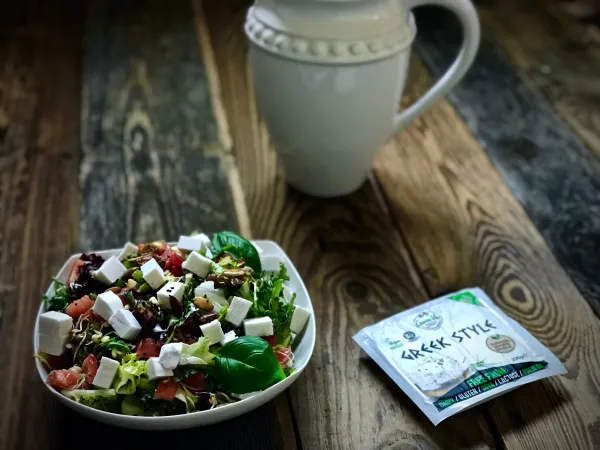 Sałatka z alternatywą sera feta - vegestyl
