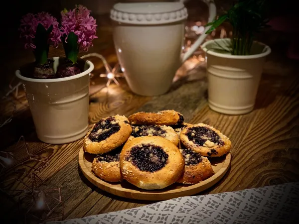 Drożdż&oacute;wki z powidłami z czarnej porzeczki vegestyl