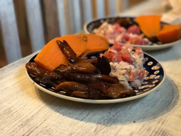 Boczniaki z batatami i sur&oacute;wką