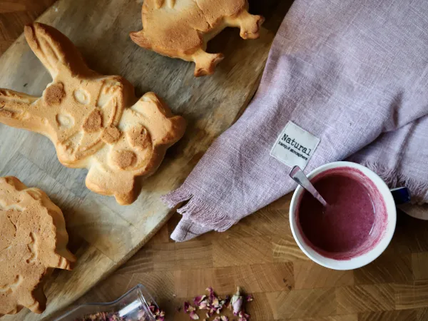 Babka drożdżowa z r&oacute;żanym lukrem vegestyl