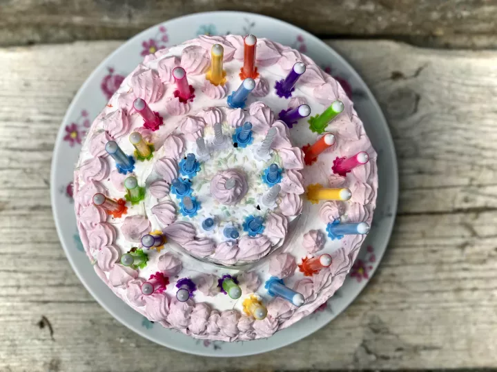 Tort z wiśniową frużeliną