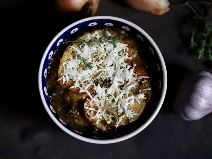 Wegańska zupa cebulowa z grzankami Vegestyl