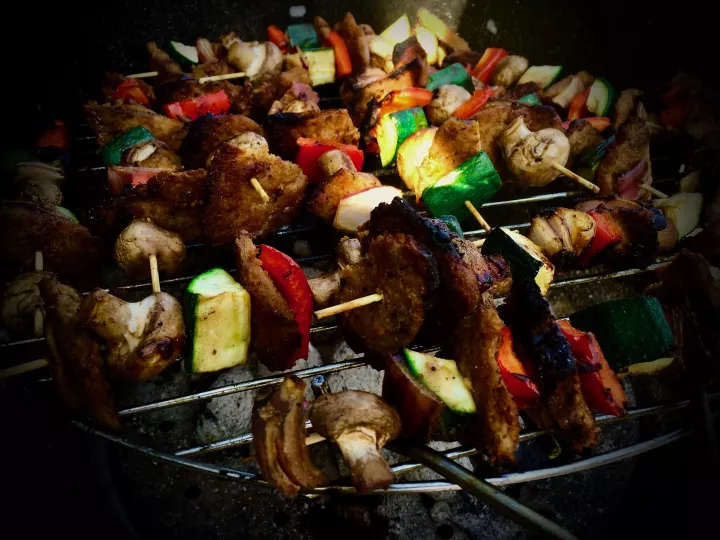 Szaszłyki z warzywami i sojowymi kotletmi vegestyl