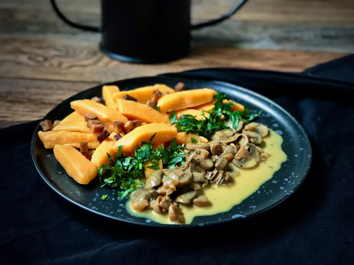 Marchewkowe kopytka z pieczarkami vegestyl