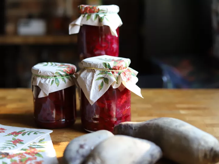 Sałatka z burak&oacute;w w słoikach vegestyl