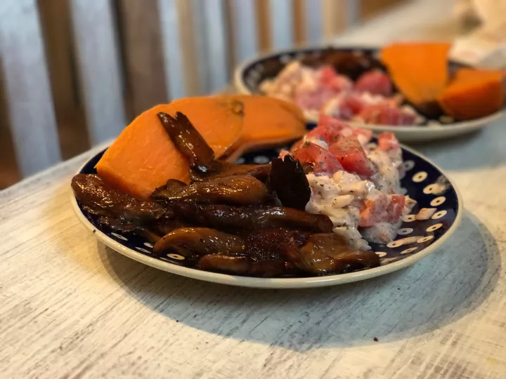 Boczniaki z batatami i sur&oacute;wką