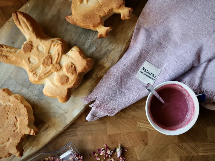 Babka drożdżowa z r&oacute;żanym lukrem vegestyl